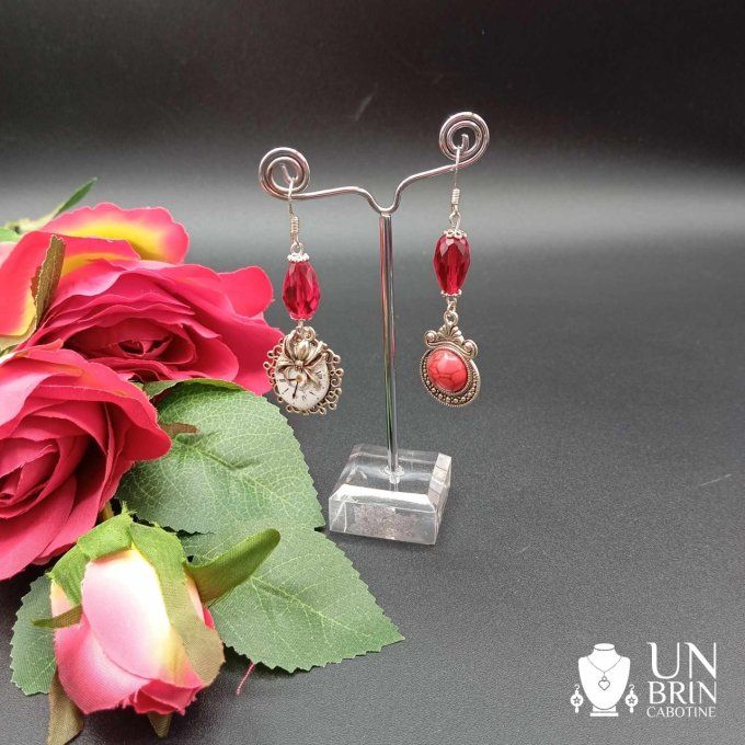 Boucles d'oreilles rouges, asymétriques