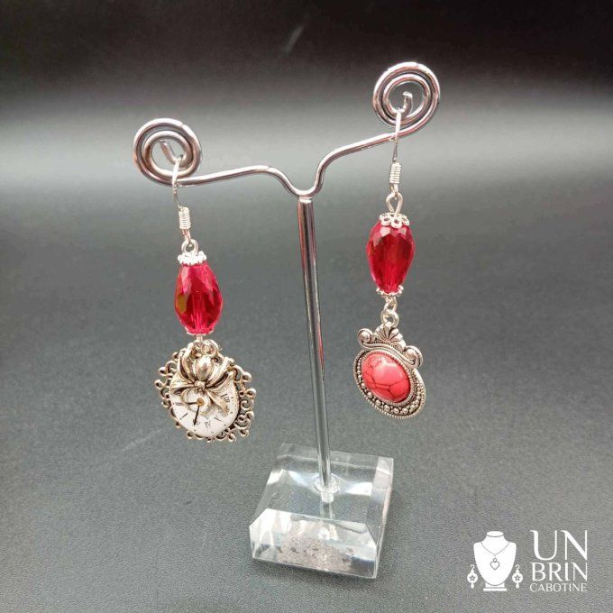 Boucles d'oreilles rouges, asymétriques